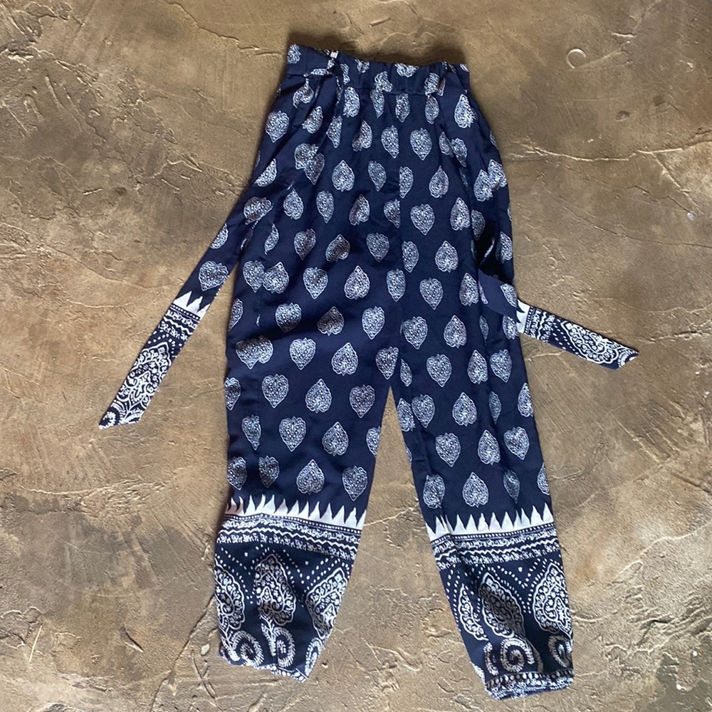 Cute pants size 7 had a belt on the pants
